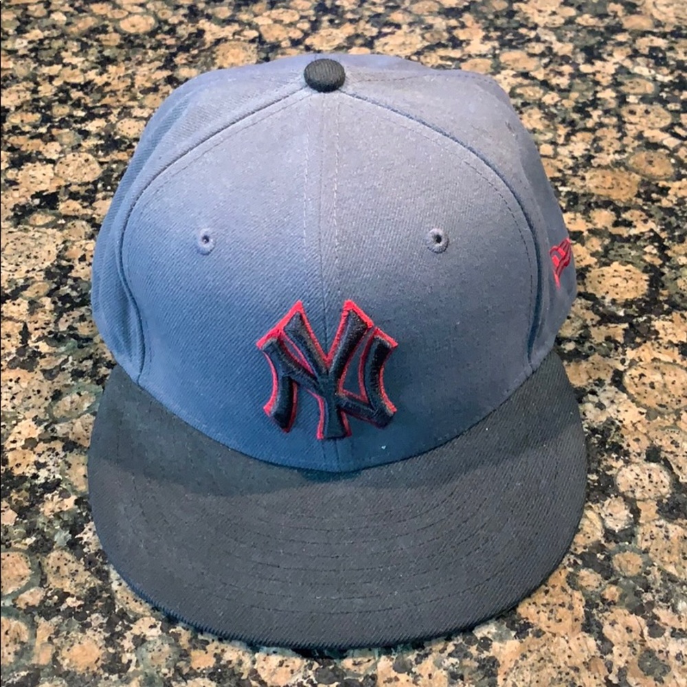 Yankees - New Era / Genuine Merchandise Fitted Hat